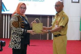 Sekda Tanah Laut: Alat GFS 4 untuk efisiensi saat petani menanam