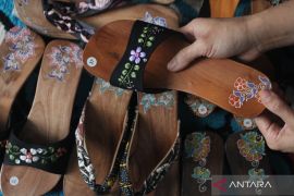 Perajin sandal kayu batik
