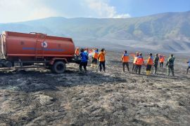 Petugas gabungan lakukan pendinginan karhutla di Gunung Bromo