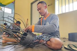 Napi Lapas Pohuwato ubah tali plastik bekas jadi kerajinan tangan