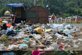 Tempat pembuangan sampah liar di Padang Page 1 Small