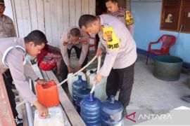 Polres dan BPBD Bangka Tengah salurkan 10.000 liter air bersih