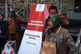Mensos bantu pengobatan operasi mata katarak warga pulau terluar Mapia