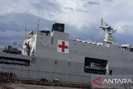 KRI Wahidin Sudirohusodo layani kesehatan warga di Pulau Mapia