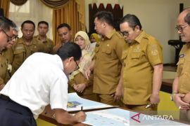 Gubernur Gorontalo tanda tangan dokumen revisi Raperda RTRW