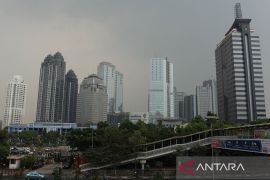Jakarta berawan pada pagi hingga malam hari