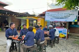 PLN beri bantuan "Gerobak Cahaya" pada pedagang di Teluk Bintuni