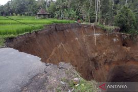 Jalan akses wisata menuju Tampaksiring amblas sedalam 70 meter