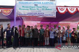 Kampung Minta terang-benderang setelah  menunggu 111 tahun