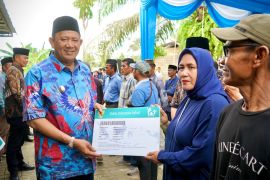 Plt Bupati Langkat salurkan bansos bilal mayit, penggali kubur dan abang becak