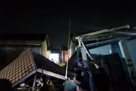 Empat orang selamat usai tertimpa rumah roboh di Sungai Lulut