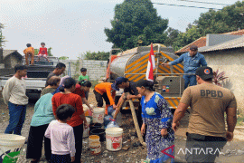 Warga diminta berhemat, BPBD distribusikan air bersih
