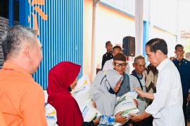 President distributes rice aid in West Java