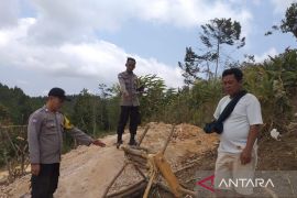 Polisi olah TKP kasus tewasnya seorang penambang di penambangan emas tanpa izin