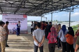 Honda Kalbar edukasi safety riding kepada karyawan FIF Pontianak