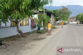 Aksi padat karya bersih-bersih di Jalan Sungai Ogotion Kota Palu Page 1 Small