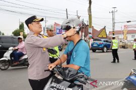 Kapolres Padangsidimpuan bagi helm gratis saat operasi Zebra Toba