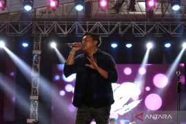 Denny Caknan tampil di Unhasymphony Jombang