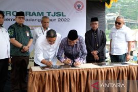 Dua masjid dibangun senilai Rp2,36 M, Walikota sebut Semen Padang lakukan tugas mulia