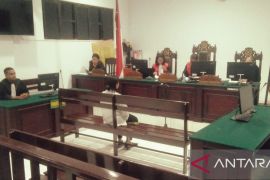 Dua terdakwa korupsi dana bencana SBB divonis bervariasi