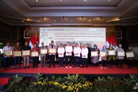 Pemkot Surabaya beri penghargaan  ratusan pendonor darah 50 kali