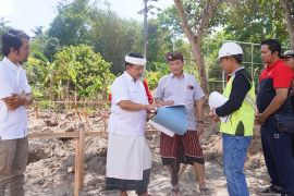 Bupati Karangasem cek kualitas jalan di jalur alternatif