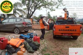 Basarnas Kendari mencari seorang wisatawan yang tenggelam di Pantai Taipa
