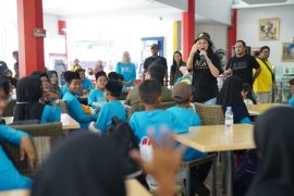 PKK Kabupaten Kediri ajak anak yatim piatu ke Taman Safari Prigen