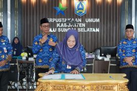 Bupati HSS saksikan penandatanganan pakta integritas program Srikandi