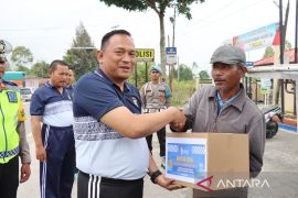 Kapolres Humbahas beri bantuan bagi pengemudi sambut HUT Lantas Bhayangkara