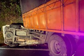 Minibus hancur tabrakan dengan truk di jalan lintas Bukittinggi - Medan