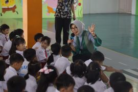Bunda PAUD Kota Pontianak monitor masa perkenalan lingkungan sekolah