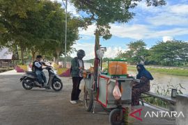 Sensasi makan pentol sambil menikmati keindahan Sungai Palu Page 1 Small