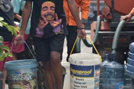 Pemkab Bekasi telah salurkan 2,8 juta liter air bersih