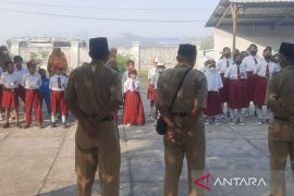 Siswa SD Karanganyar dipulangkan akibat asap TPA Putri Cempo Solo