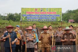 Polres Balangan turut sukseskan Gernas dengan menanam padi Gogo Rancah