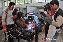 Pemkab Konawe Utara melaksanakan program pelatihan menjahit dan mengelas