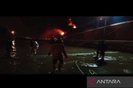 Kapal Barang Manna 18 terbakar di perairan Bangkalan