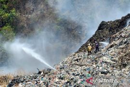 Petugas masih mendinginkan lokasi kebakaran di TPA Jatibarang Kota Semarang
