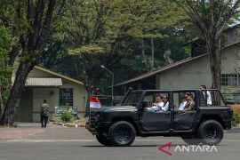Jokowi pakai kendaraan terbaru produksi Pindad disopiri Prabowo