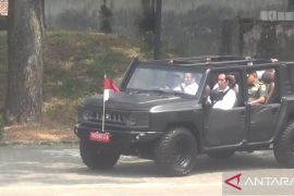 Presiden Jokowi meninjau Pindad pakai "Maung" disopiri Prabowo