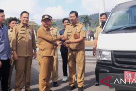 Bupati Bangka menyerahkan delapan unit mobil kebersihan