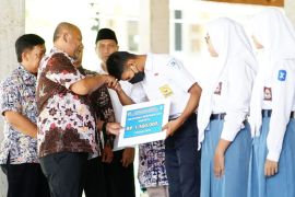 Ribuan siswa di Kabupaten Pati mendapatkan beasiswa prestasi transisi