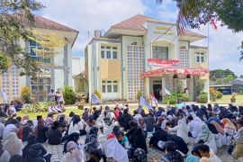 Terpopuler: Nasib 700 honorer Lombok Tengah, Penetapan 10 calon Direksi-Komisaris Bank NTB Syariah, hingga Guru Besar Unram gugat SK rektor