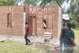 Ketua DPRK Aceh Jaya bangun rumah reot Nek Tihawa