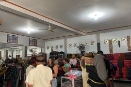 Wisatawan asing dominasi wisata kain tenun Sukarara