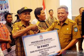 Bupati Kubu Raya serahkan bantuan untuk 38 kelompok nelayan