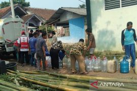 BPBD Cianjur tambah jadwal pendistribusian air hingga malam