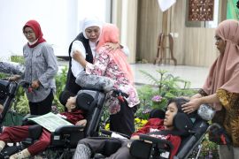 Gubernur Khofifah salurkan bansos dan BLT di Madiun