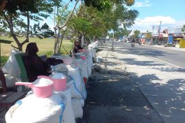 Penjual-penjual Garam Talise yang berjejer disepanjang pinggir Lapangan Abadi Jalan Yos Sudarso Page 1 Small